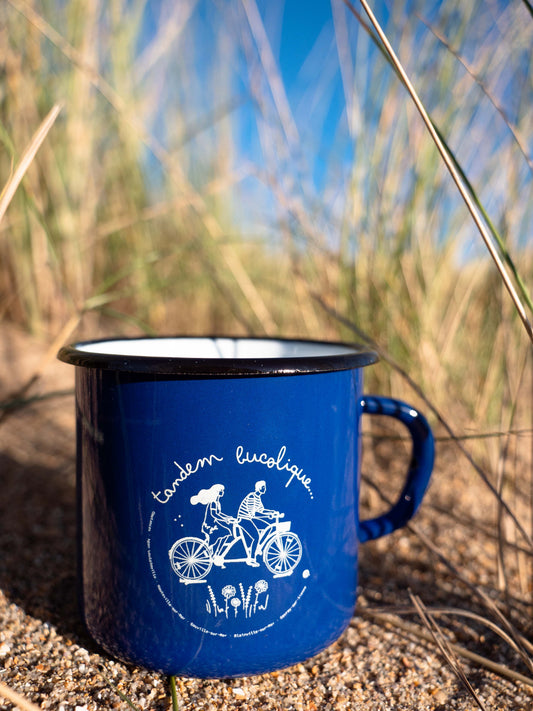 Tasse émaillée bleue : tandem bucolique dans le bocage