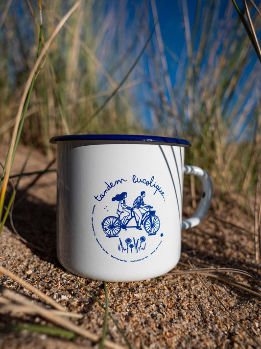 Tasse émaillée blanche : tandem bucolique dans le bocage