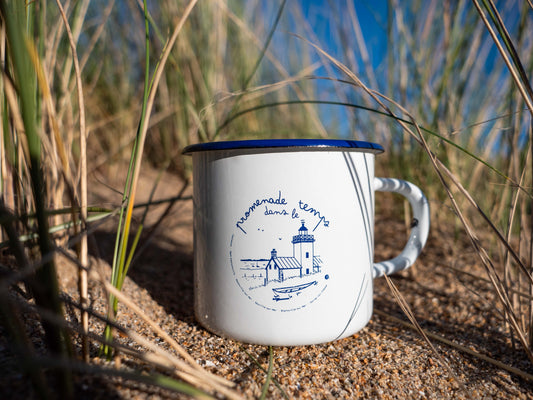 Tasse émaillée blanche : promenade dans le temps à Agon-Coutainville