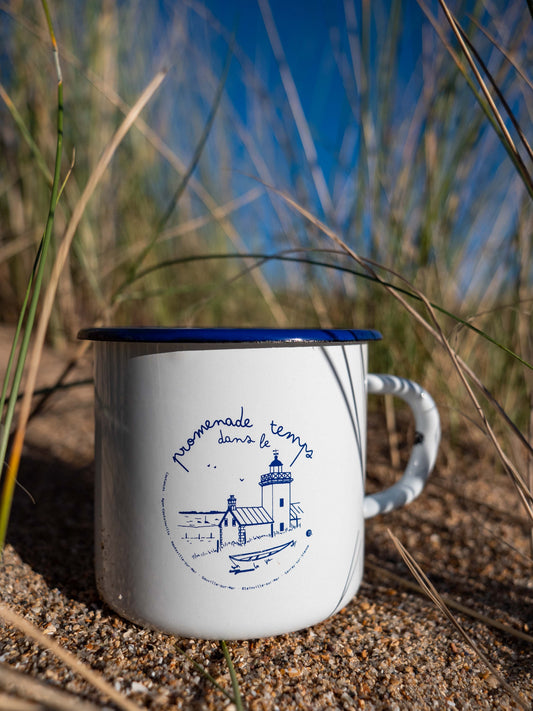 Tasse émaillée blanche : promenade dans le temps à Agon-Coutainville