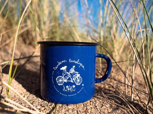 Tasse émaillée bleue : tandem bucolique dans le bocage