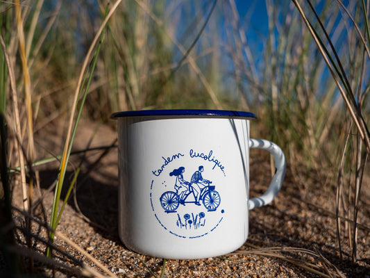 Tasse émaillée blanche : tandem bucolique dans le bocage