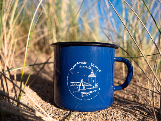 Tasse émaillée bleue : promenade dans le temps à Agon-Coutainville