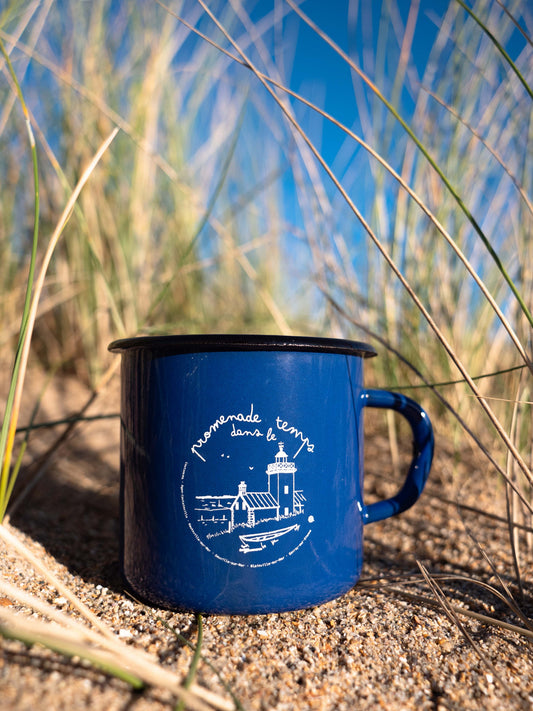 Tasse émaillée bleue : promenade dans le temps à Agon-Coutainville